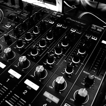 Sound mixing console